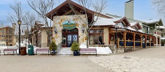 Walk to lifts, condo at Stratton Mountain, fireplace, pool, hot tubs, sauna