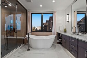 Hair dryer, towels - Goldfinch Getaway - 5 bed + Den in Avon, Sleeps 12, Hot Tub, Close to Skiing and Outdoor Adventure (Avon)