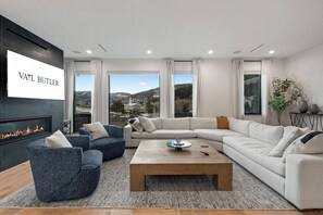 Smart TV, fireplace - Goldfinch Getaway - 5 bed + Den in Avon, Sleeps 12, Hot Tub, Close to Skiing and Outdoor Adventure (Avon)