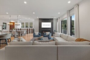 Interior - Goldfinch Getaway - 5 bed + Den in Avon, Sleeps 12, Hot Tub, Close to Skiing and Outdoor Adventure (Avon)