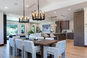 Dining - Goldfinch Getaway - 5 bed + Den in Avon, Sleeps 12, Hot Tub, Close to Skiing and Outdoor Adventure (Avon)
