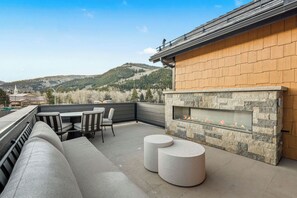 Outdoor dining - Goldfinch Getaway - 5 bed + Den in Avon, Sleeps 12, Hot Tub, Close to Skiing and Outdoor Adventure (Avon)