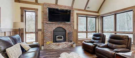 Fernseher, Kamin, Videospiele, DVD-Player