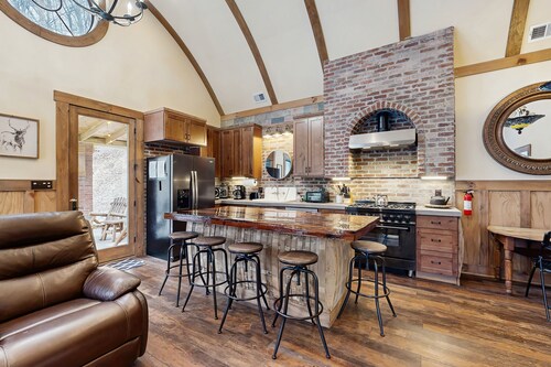 Upscale Hobbit Retreat w/outdoor kitchen, fireplace & located on the Elk River