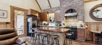 Upscale Hobbit Retreat w/outdoor kitchen, fireplace & located on the Elk River