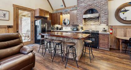 Upscale Hobbit Retreat w/outdoor kitchen, fireplace & located on the Elk River