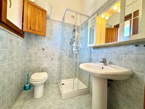 Bathroom - "Family        House" (Bari Sardo)