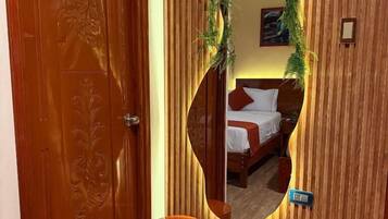 Familien-Zweibettzimmer, Stadtblick | Schreibtisch, kostenloses WLAN