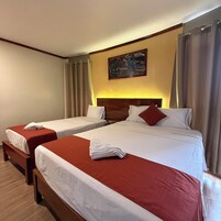 Quarto duplo família, vista para a cidade | Escrivaninha, Wi-Fi de cortesia