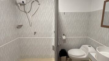 Dusche, kostenlose Toilettenartikel, Handtücher, Seife