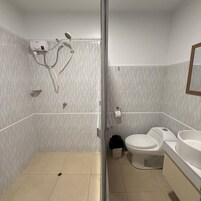 Ducha, artículos de higiene personal gratuitos, toallas y jabón