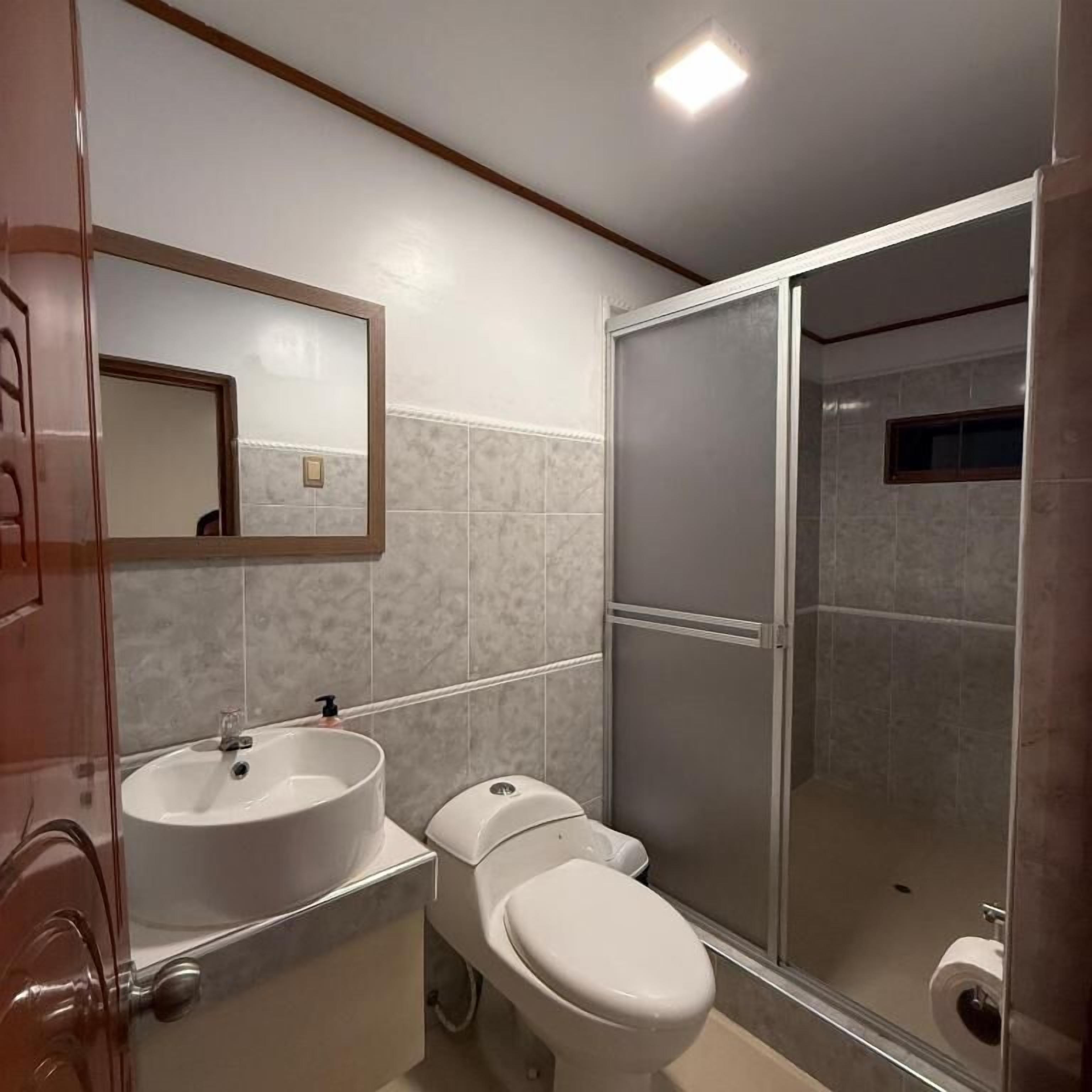 Douche, articles de toilette gratuits, serviettes fournies, savon