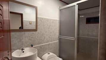 Douche, articles de toilette gratuits, serviettes fournies, savon