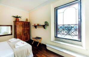 2 bedrooms, desk, iron/ironing board, WiFi - COLOSSEUM VIEW- AN AUTHENTIC ROMAN EXPERIENCE ENRICHED BY HISTORY & EXCLUSIVITY (Roma)