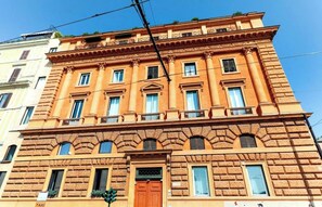 Exterior - COLOSSEUM VIEW- AN AUTHENTIC ROMAN EXPERIENCE ENRICHED BY HISTORY & EXCLUSIVITY (Roma)