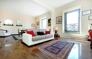 Living area - COLOSSEUM VIEW- AN AUTHENTIC ROMAN EXPERIENCE ENRICHED BY HISTORY & EXCLUSIVITY (Roma)