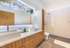 Shower, hair dryer, towels, toilet paper - Uvita • Modern Villa •Mountains & Ocean • Private Pool + Sunset Views (Uvita)