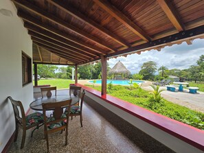 Outdoor dining - Reserva Natural Plumavera (Puerto Triunfo)