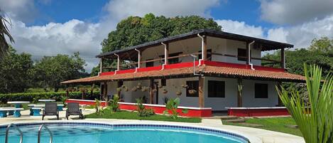 Una piscina al aire libre, tumbonas