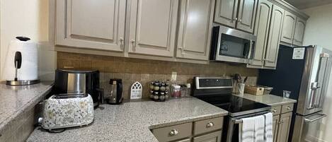 Refrigerador, microondas, horno y parrilla de estufa