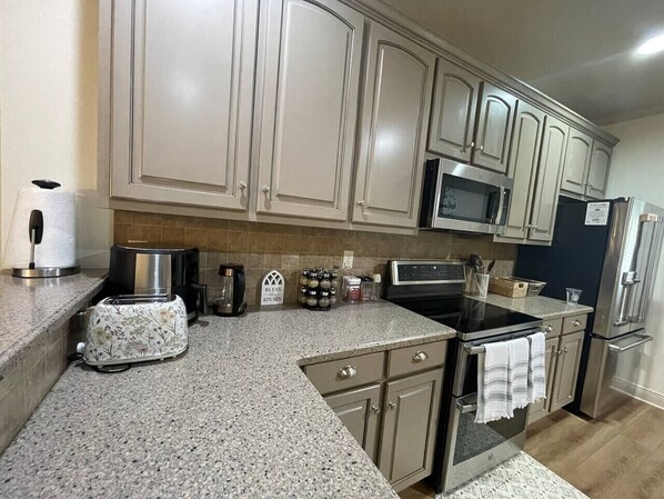 Refrigerador, microondas, horno y parrilla de estufa 