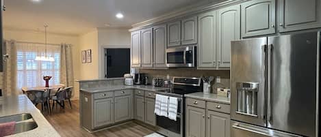 Refrigerador, microondas, horno, placa de cocina