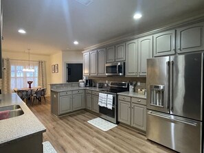 Fridge, microwave, oven, stovetop - Charming 3BR/2BA Gem Just South of Tuscaloosa! (Tuscaloosa)