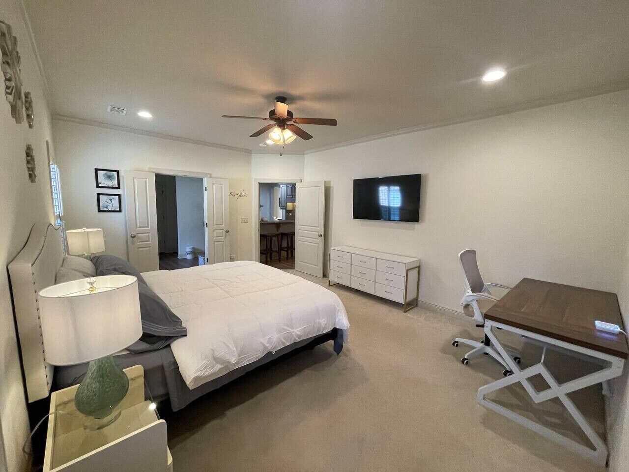 3 slaapkamers, een bureau, een strijkplank/strijkijzer, gratis wifi