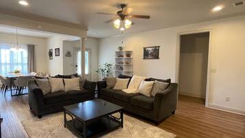 Smart TV, futbolito y tenis de mesa