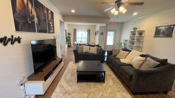 Una Smart TV, un futbolín, una mesa de tenis de mesa