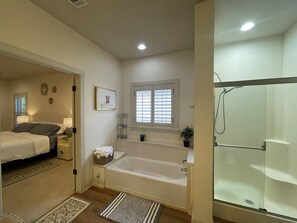 Secador de pelo, toallas, jabón y champú