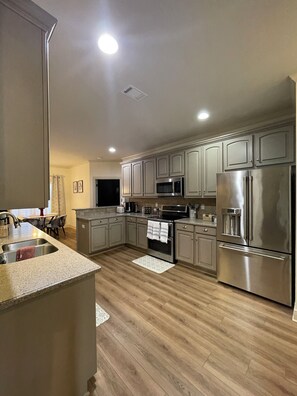 Fridge, microwave, oven, stovetop - Charming 3BR/2BA Gem Just South of Tuscaloosa! (Tuscaloosa)