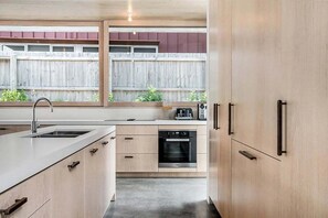Private kitchen - Driftwood 3 - 88D Lawson St, Clarkes Beach with Pool (Byron)