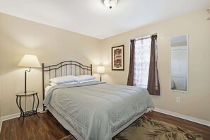 2 bedrooms, desk, iron/ironing board, travel cot - Uptown Cottage l Walk to DNTN l Dogs OK (St. Augustine)
