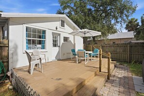Outdoor dining - Uptown Cottage l Walk to DNTN l Dogs OK (St. Augustine)