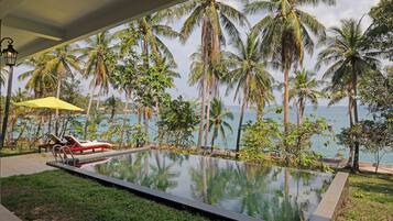 Villa Premier, balcón, vistas al mar | Caja fuerte, escritorio, espacio para trabajar con un portátil