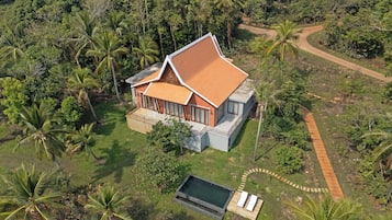 Villa – junior, balkong, bassengutsikt | Bad | Separat badekar og dusj, toalettartikler (inkludert), hårføner og tøfler