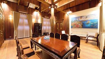 Villa ejecutiva, varias camas, balcón, vistas al mar | Interior