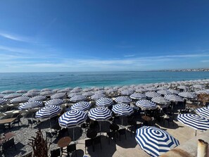 Outdoor dining - COSY ART DECO APARTMENT WITH BALCONY IN THE HEART OF THE PORT IN NICE (Nice)