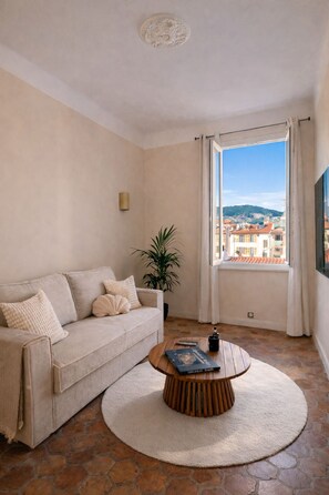 Living area - COSY ART DECO APARTMENT WITH BALCONY IN THE HEART OF THE PORT IN NICE (Nice)