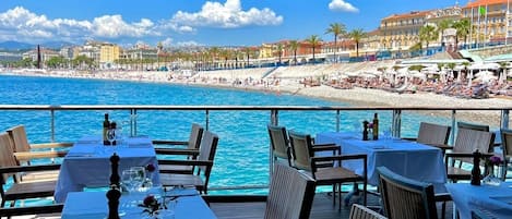 屋外ダイニングエリア