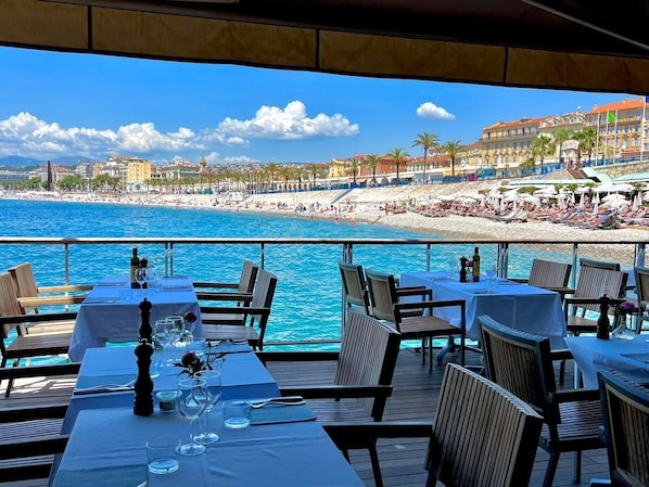 Outdoor dining - COSY ART DECO APARTMENT WITH BALCONY IN THE HEART OF THE PORT IN NICE (Nice)