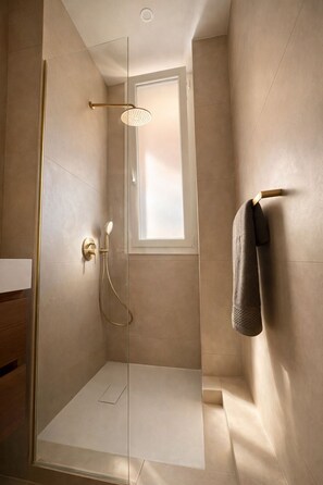 Shower, hair dryer, towels, soap - COSY ART DECO APARTMENT WITH BALCONY IN THE HEART OF THE PORT IN NICE (Nice)
