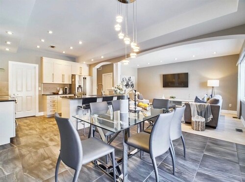Modern home away from home in Courtice