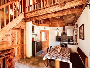 冷蔵庫、オーブン、調理器具と食器