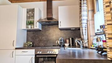 Kühlschrank, Ofen, Kochgeschirr/Geschirr/Besteck