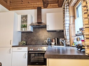 冷蔵庫、オーブン、調理器具と食器