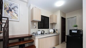 Une cuisine moderne avec des meubles en bois, un plan de travail, une cuisinière, un évier et un réfrigérateur.