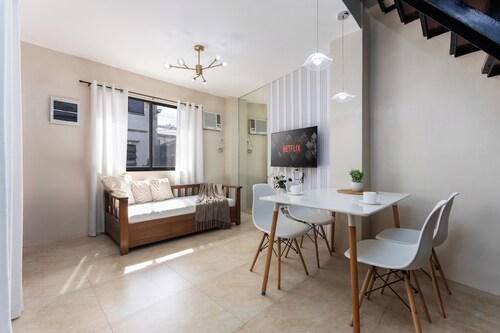 3BR & 3BA Townhome in Central Cebu City with WiFi, Netflix, Parking and Washer