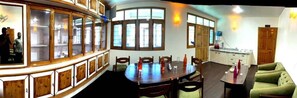 Family dining - Red Wood Nishat Dal Lake (Srinagar)